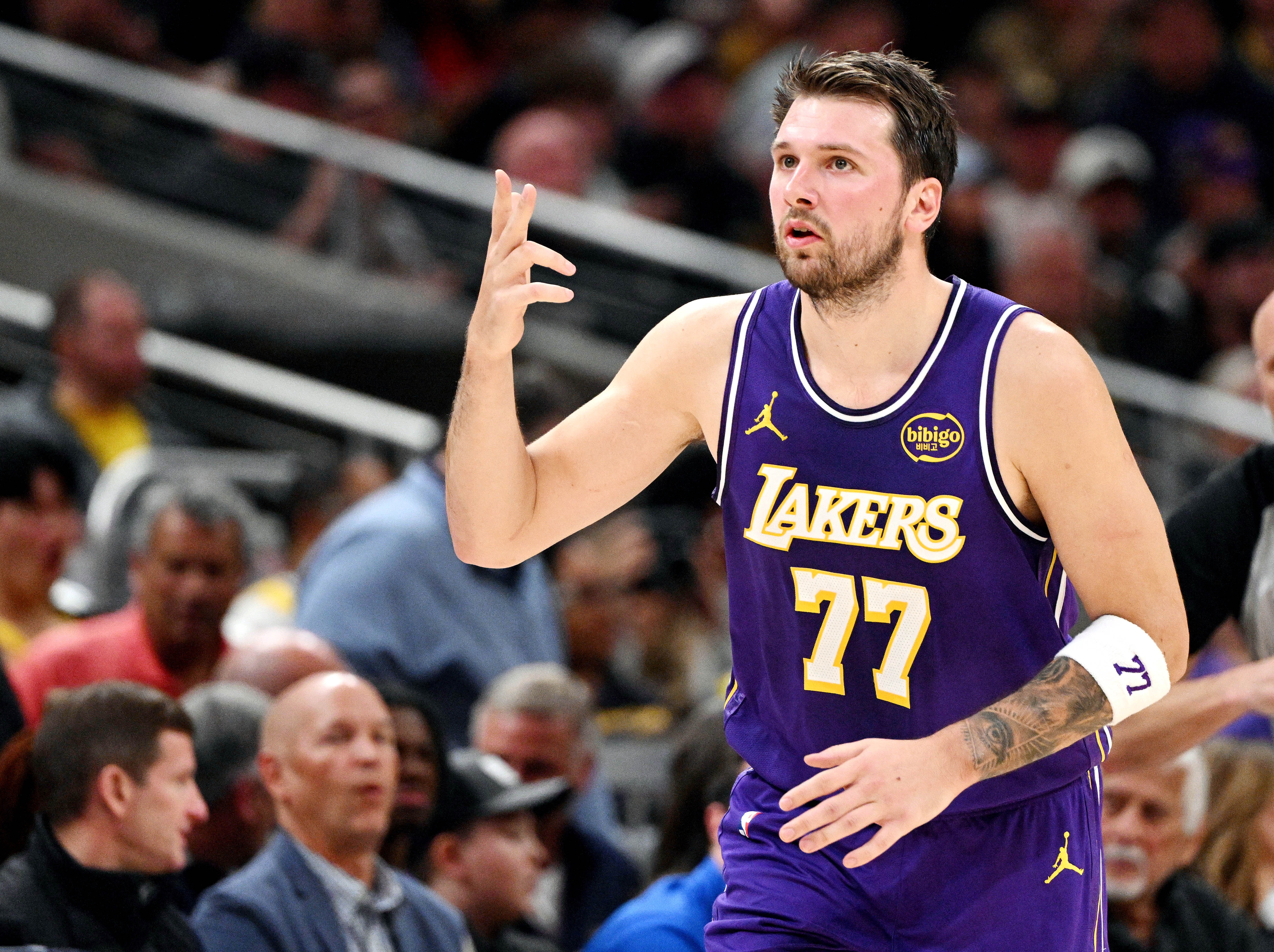 PG官方游戏-阿特金森：对东契奇尝试过不同的防守 但是都被他破解了